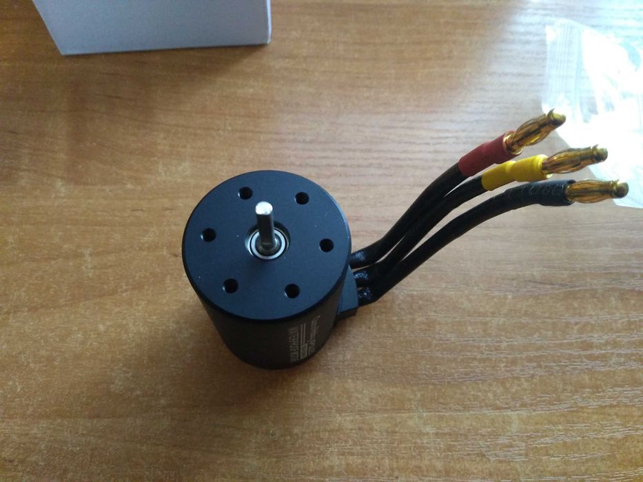 Silnik Bezszczotkowy RC 3650 kV5200 wał 3,17mm 4 polowy Buggy OnRoad