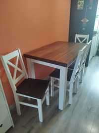 Drewniany stół kuchenny z krzesłami