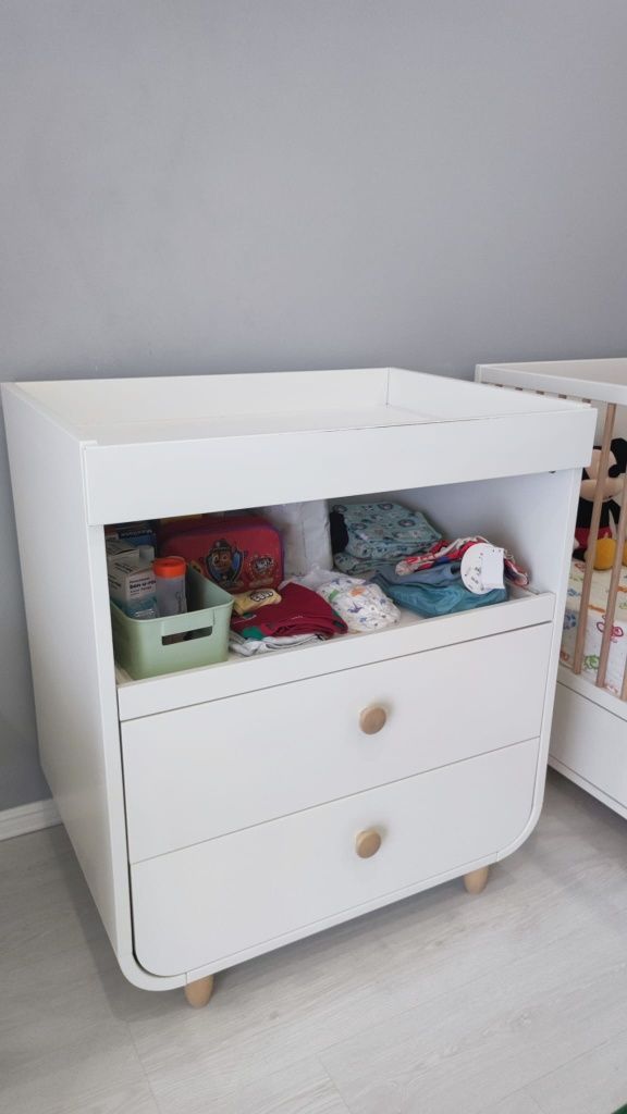 Vendo conjunto MYLLRA cómoda e berço.