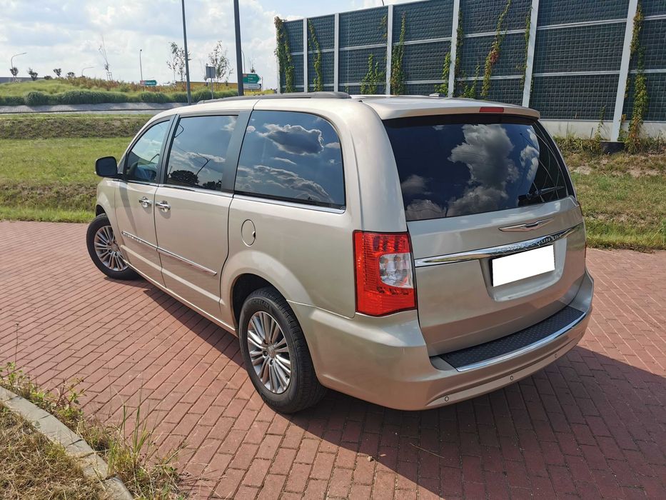 2014 Chrysler Town & Country Touring L Złoty a skromny