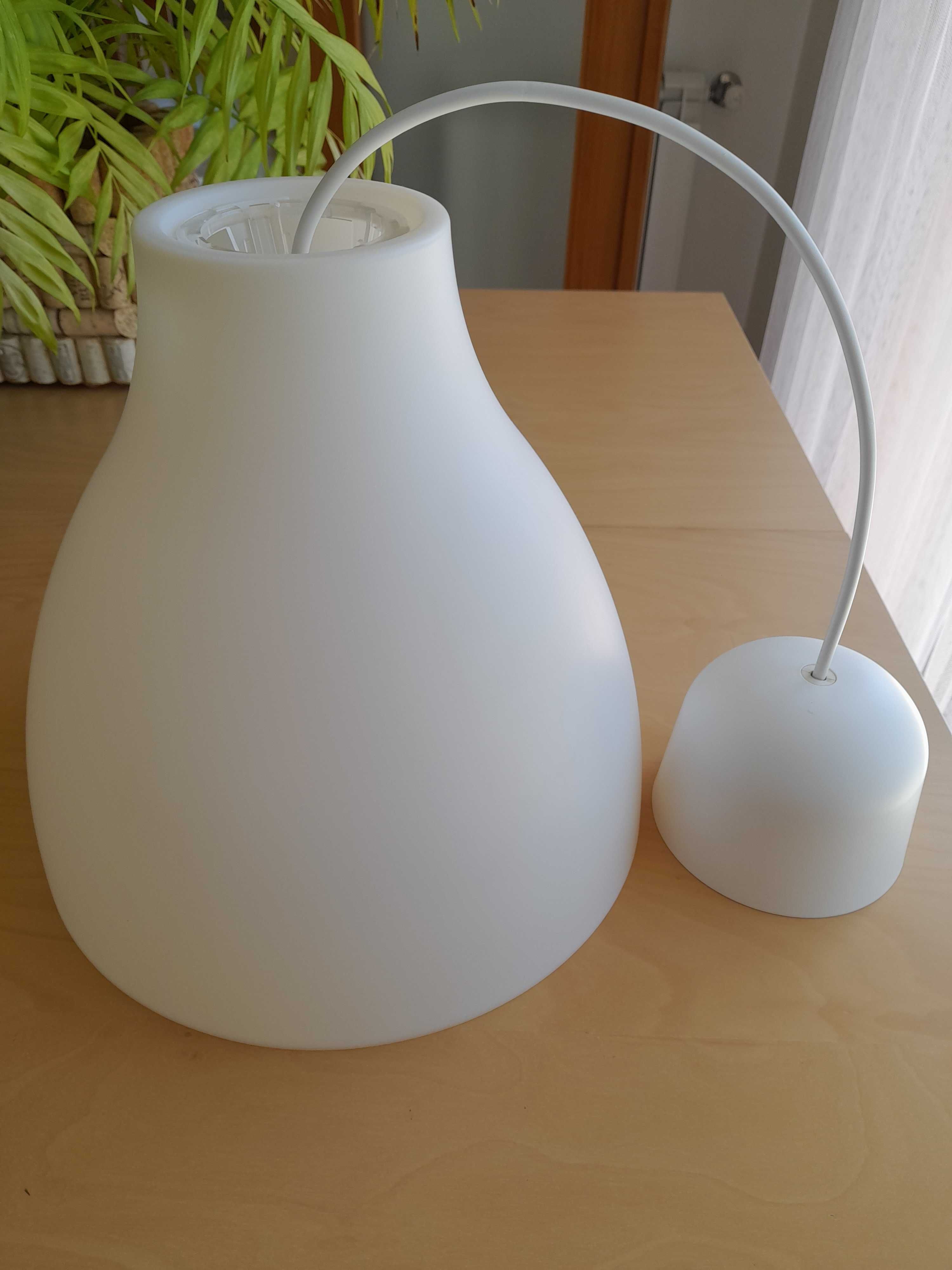 Abajur IKEA com conjunto de cabos
