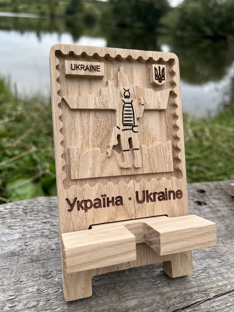 Дерев’яна підставка під телефон