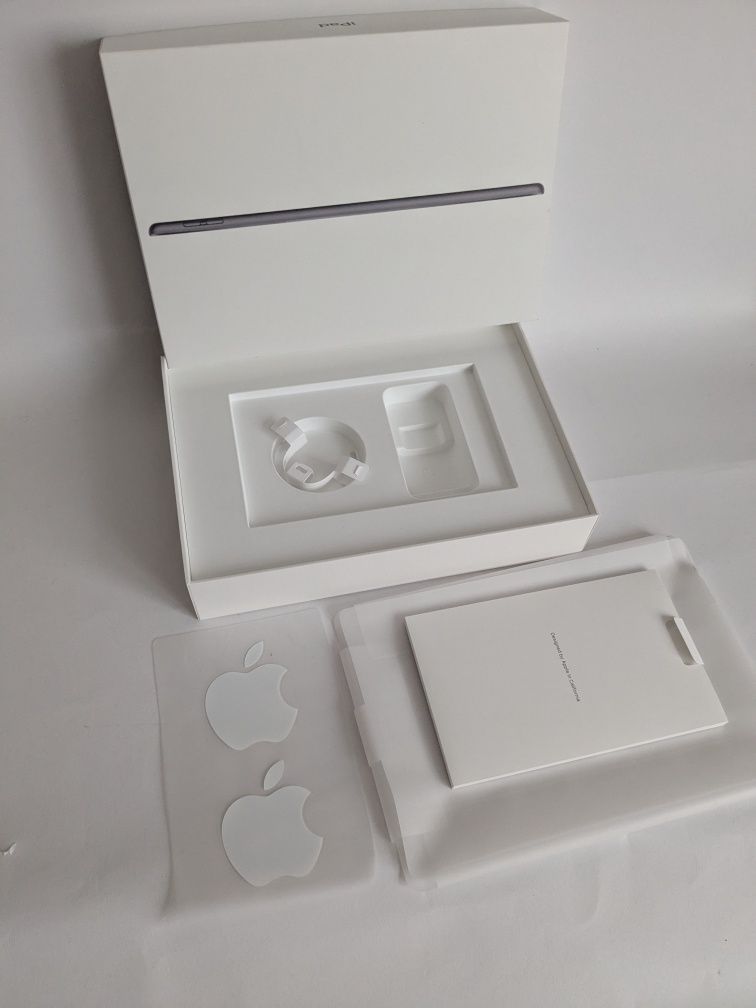 Pudełko iPad 9th generation 64 GB z naklejkami