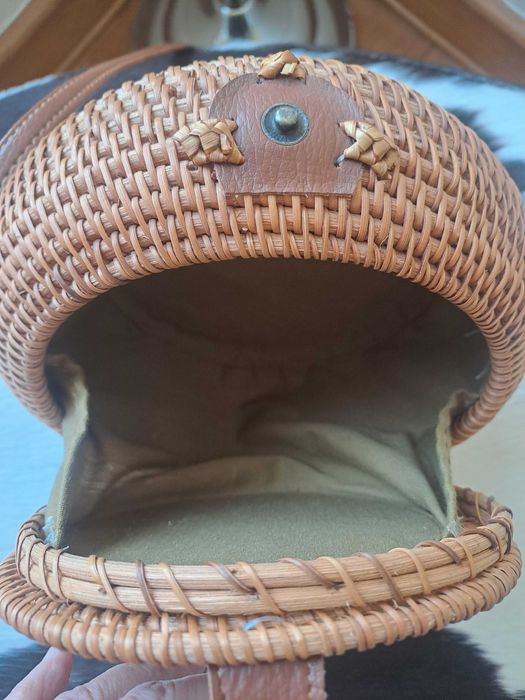 Mala baú redonda a tiracolo em palha, vime.
