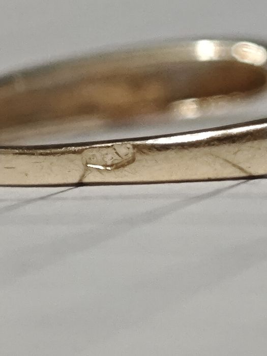 Золота каблучка, з діамантом, 585 проба.