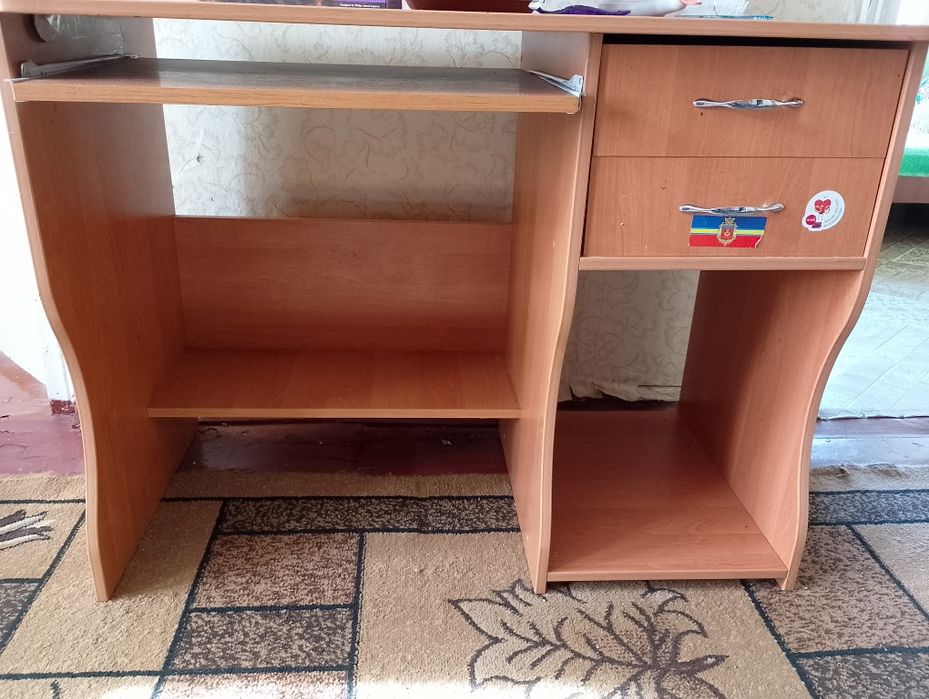 Комп'ютерний стіл