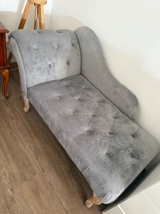 Sofá chaise-longue de veludo cinza
