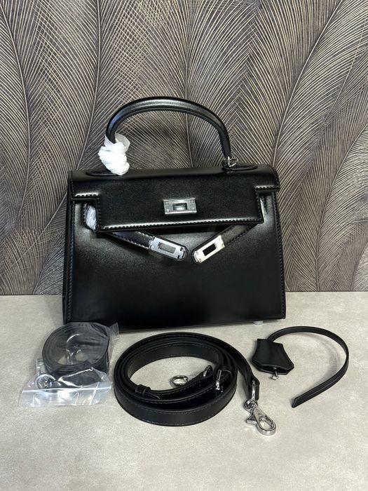 В наявності! Продам чорну шкіряну сумочку в стилі Hermes Kelly 22 см