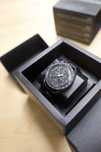 Omega Swatch Czarny Snoopy SO33B700 - second-hand, ładny wygląd