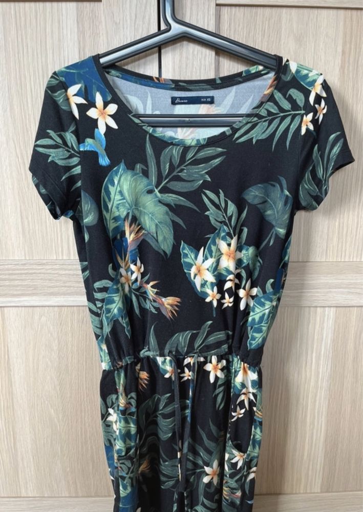 Piękna sukienka z wiązaniem XS kwiaty tropikalne/ ptaki czarna