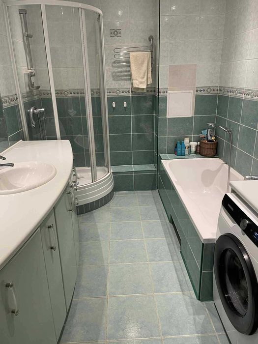 meble łazienkowe wraz ze sprzętem