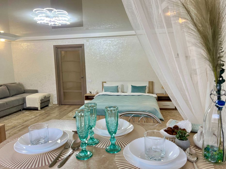 Студія. Дружба. Поруч озеро