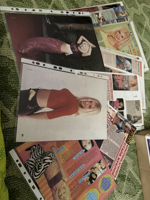 Статті, CD та плакати Брітні Спірз та Христина Агілера