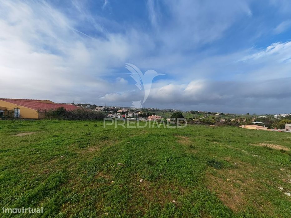 Terreno de 1.290 m2 com projecto aprovado