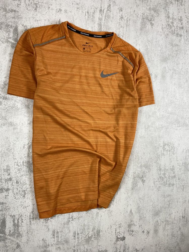 Яскрава помаранчева Nike Dri-Fit: стиль і видимість