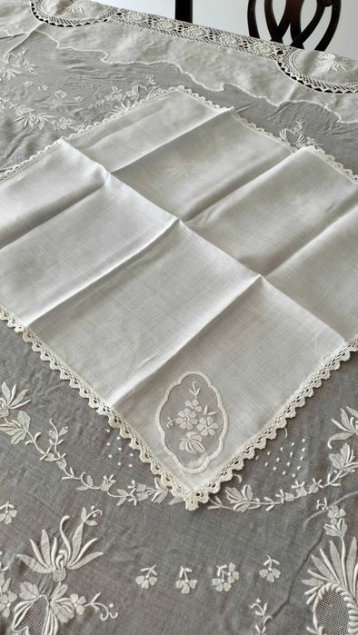 Toalha em linho e organza com bordado da Madeira 280x 140 cm
