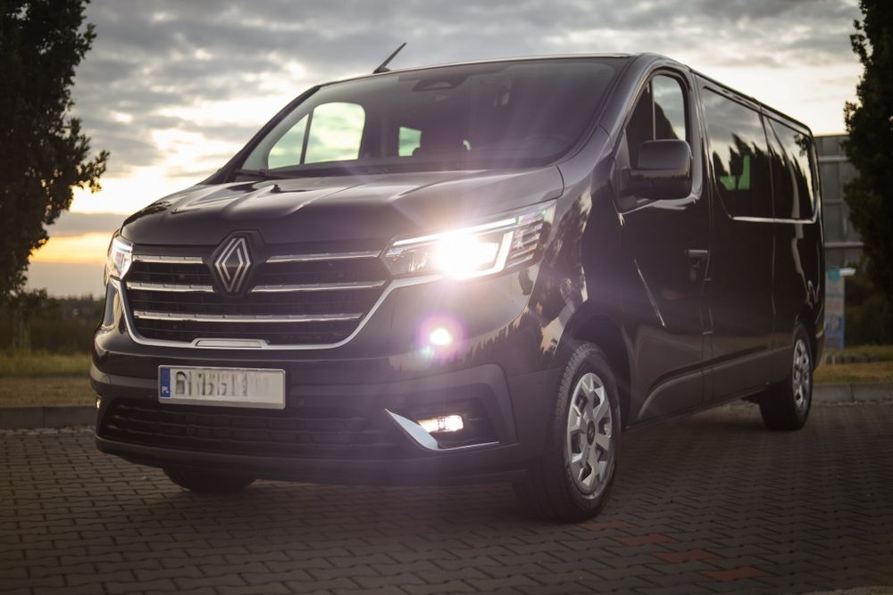 Wynajem busów busa Renault Trafic Czarny VIP 9 osób Wesele Urodziny 18