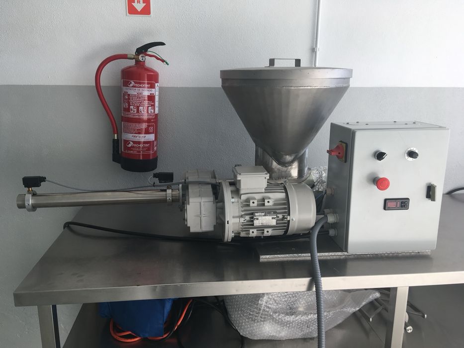 Extrusora pistão (com manta térmica no cilindro)- massas /argilas etc