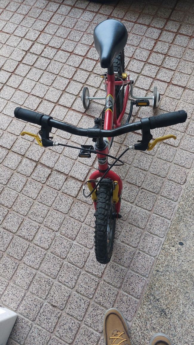 Bicicleta criança com rodas apoio