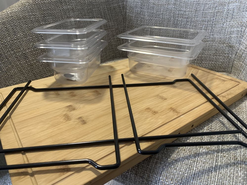 Tábua de corte com recipientes