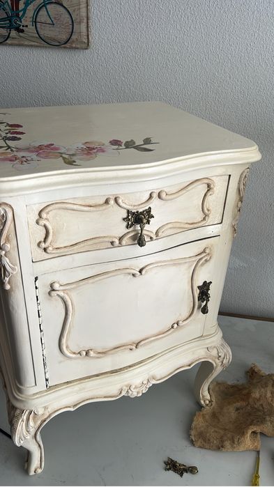 2 mesas de cabeceira estilo Queen Anne estilizadas