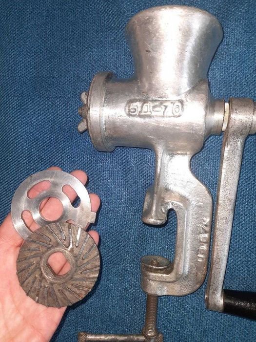 М'ясорубка механічна з 2 ножами, вставкою для маку, клеймо 5Д-70 1970