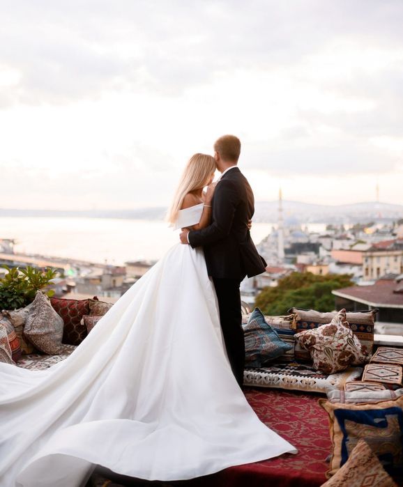 Весільня сукня атласна