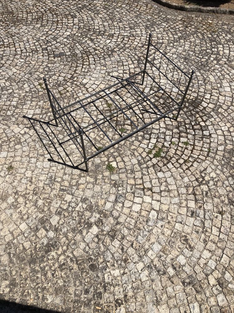 Cama em Ferro cinzenta