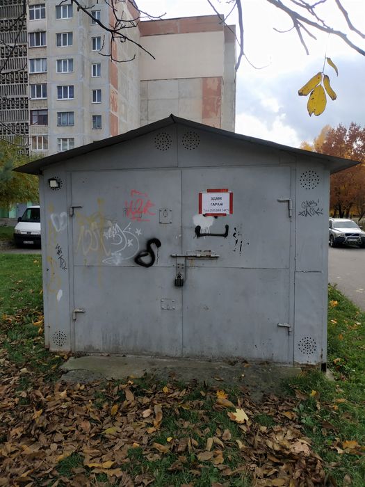 Здам гараж в оренду в дворі  будинку
