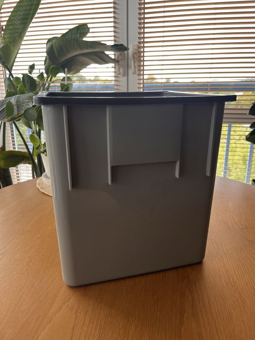 Plastikowy pojemnik solidny