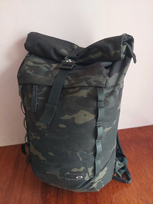 Рюкзак для подорожей походів фірми Oakley dakine 25  оригінал 

Стан к