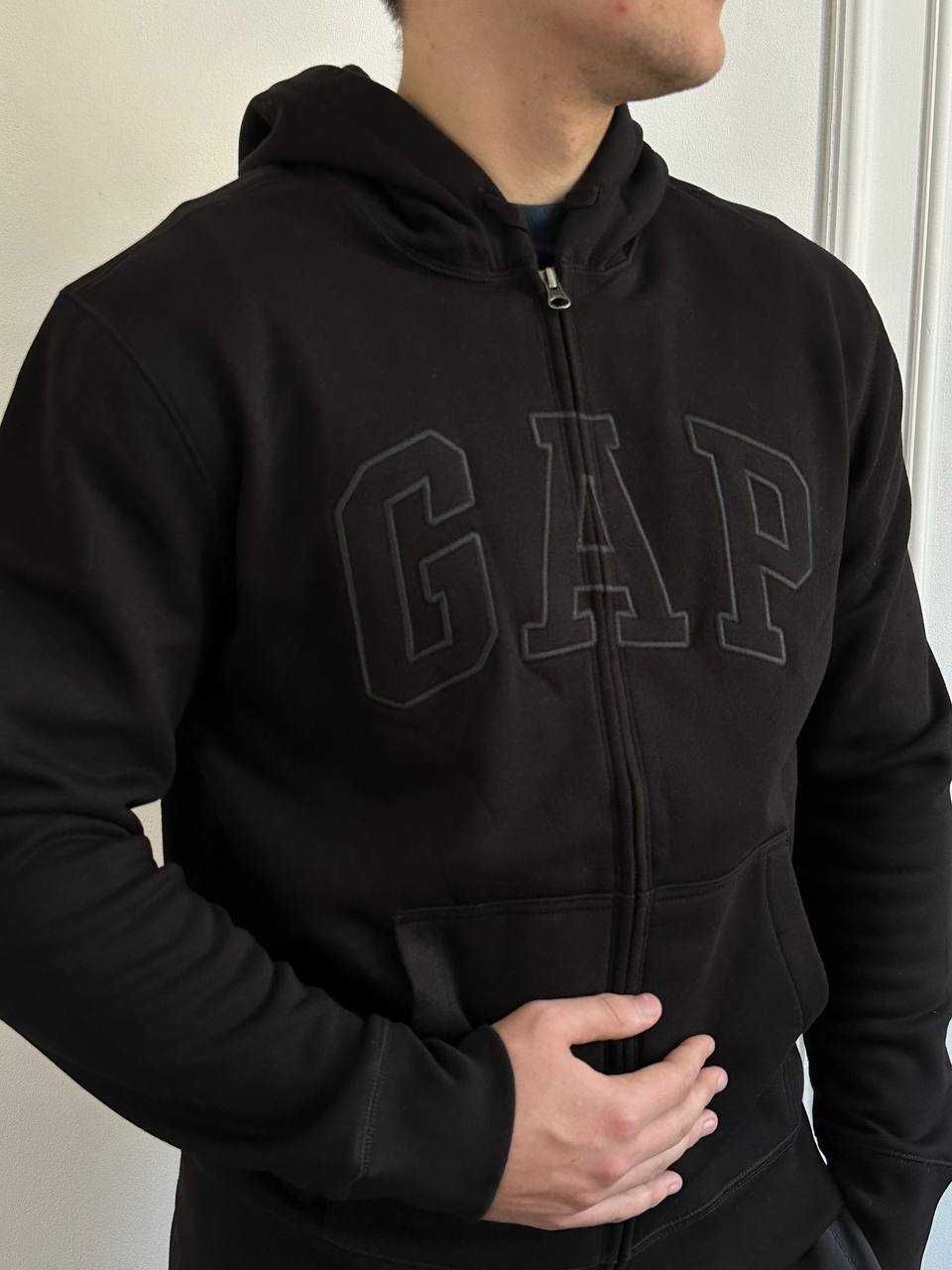 Зіп-Кофта GaP True Black з чорним логотипом, нова колекція
