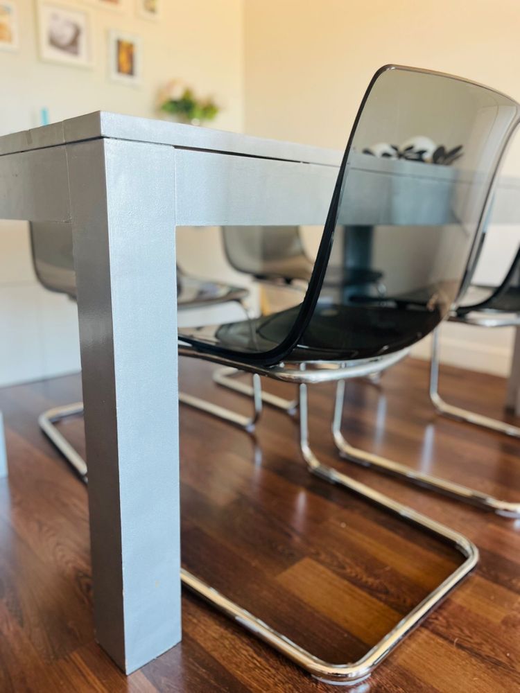 Mesa prateada com tampo de vidro