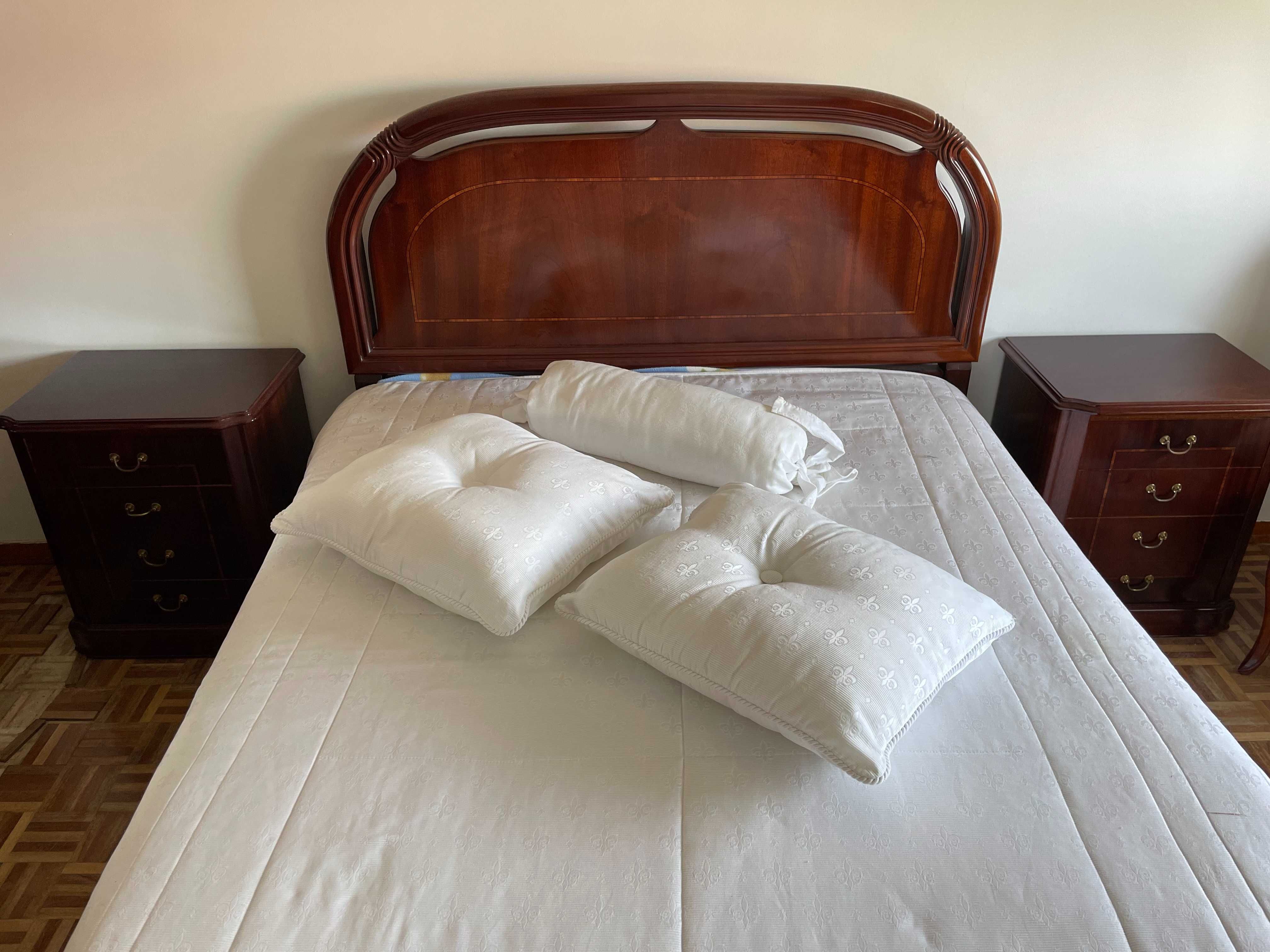Quarto de Casal COMPLETO - Cama; Estrado; Colchão; Roupeiro; Cómodas..