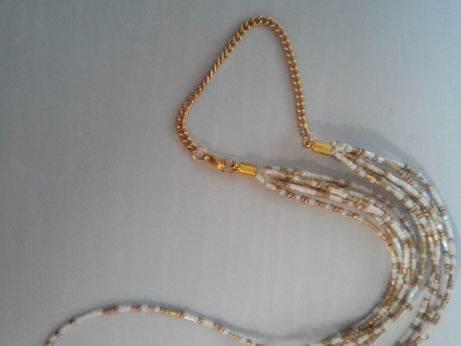 Colar de Missanga com 7 fios cor branca e dourada comprimento total 60