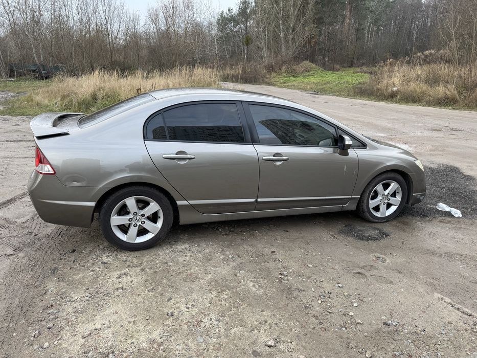 Живий сівік. Друга машина в сімї  їздила дівчина.