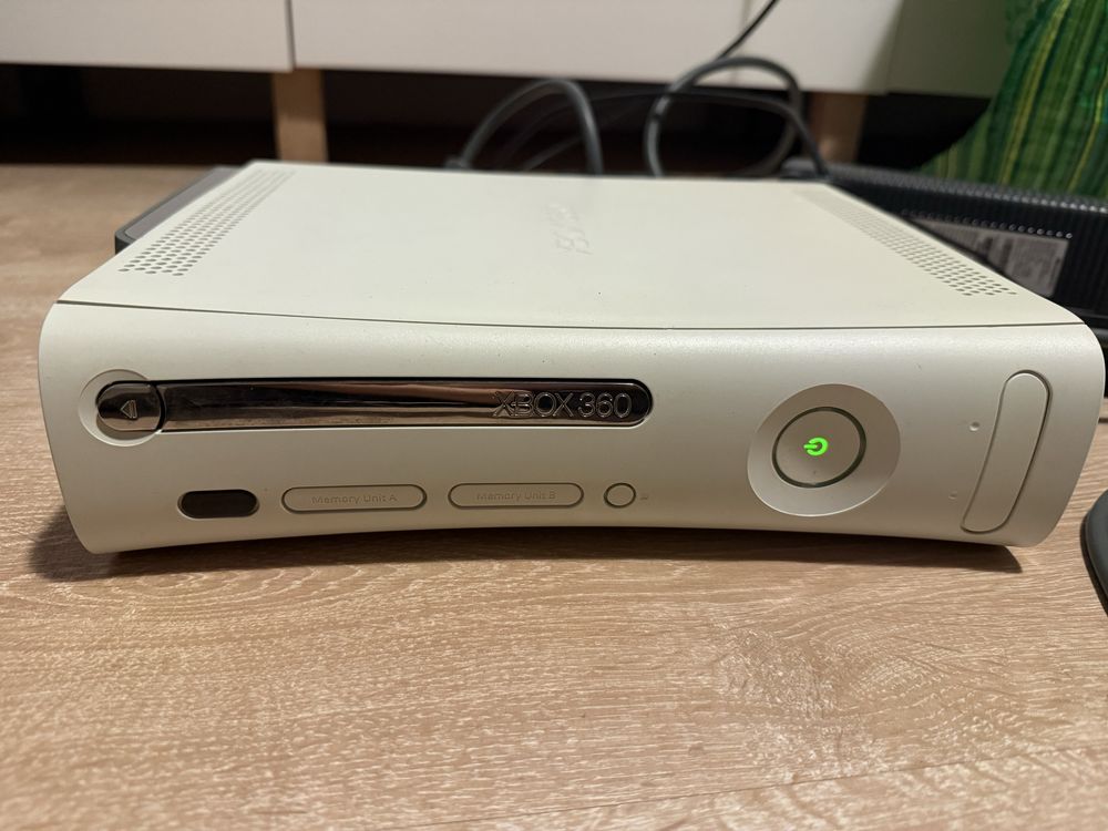 Xbox 360 com HDD + Auricular + Comando + Adaptador HDMI