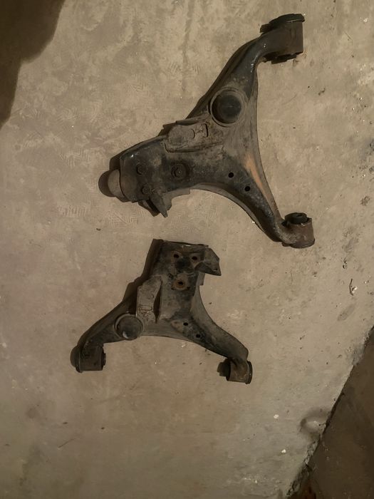 Ричаги  передні з Паджеро 4 2007 рік