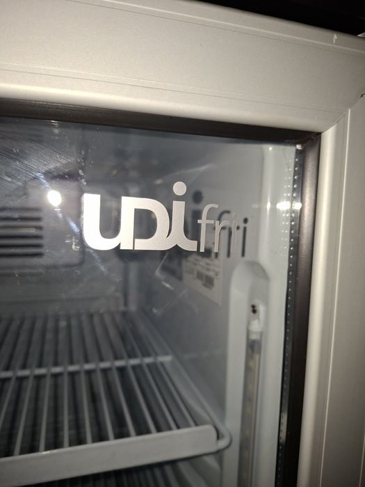 OPORTUNIDADE ÚNICA! Frigorífico Vertical de Exposição Premium