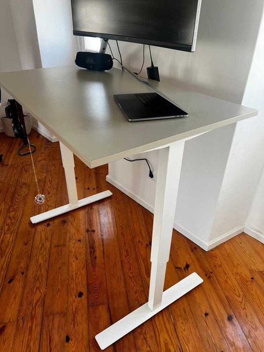 Secretária Ajustável “Stand Up” (IKEA)