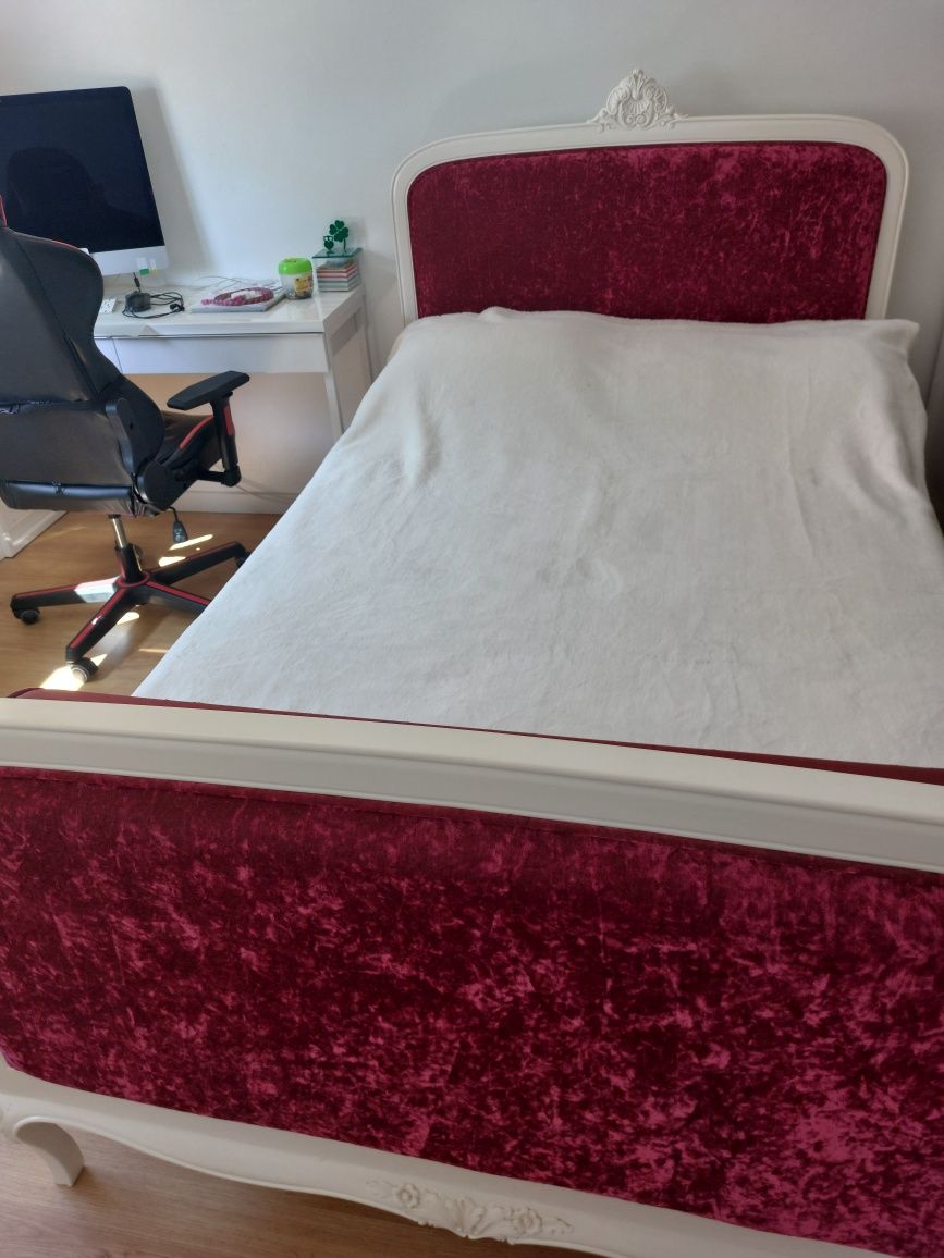 Cama de solteiro  forrada a veludo