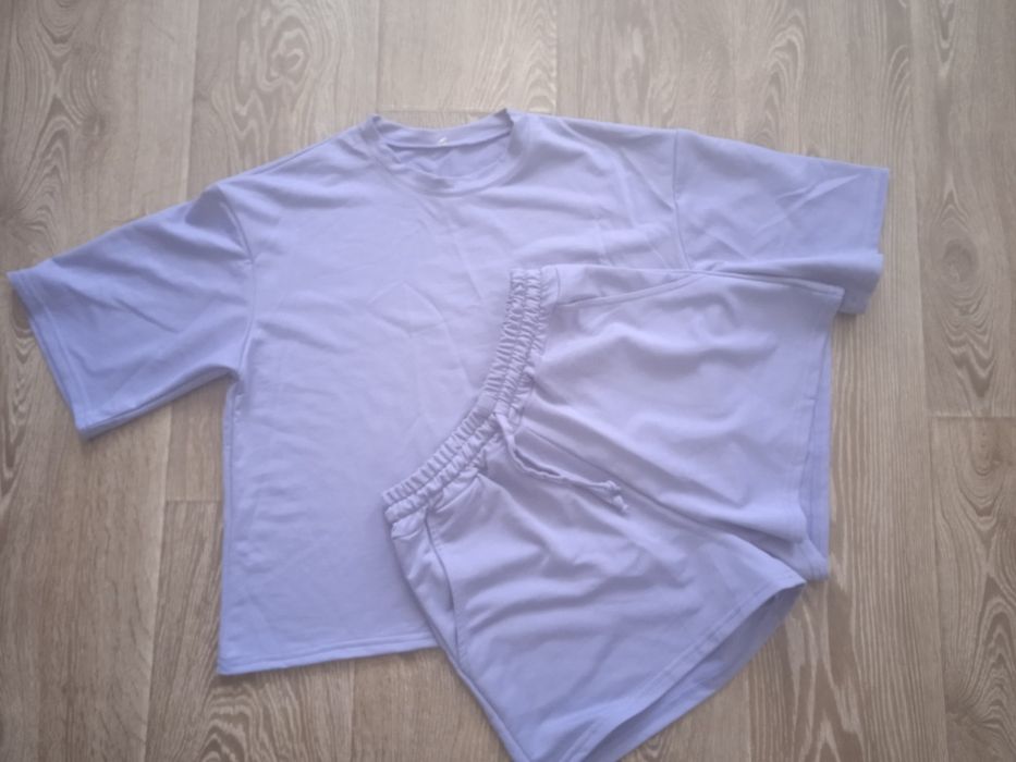 Костюм бузкового кольору