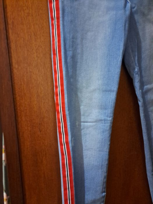 Calças ganga com risca