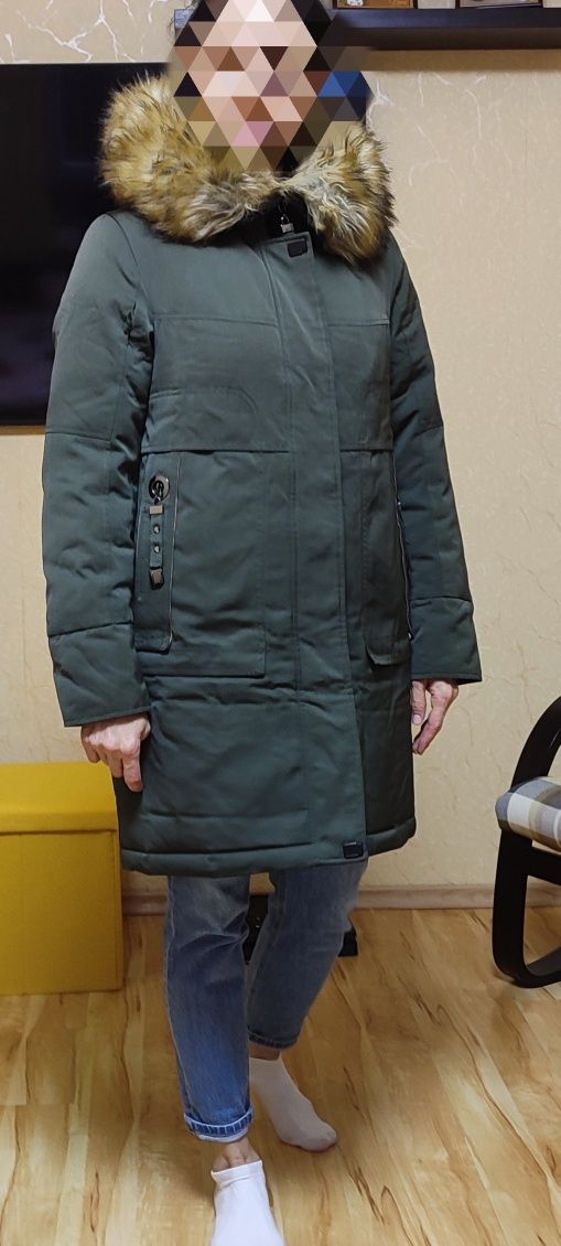 Зимова жіноча парка з капюшоном