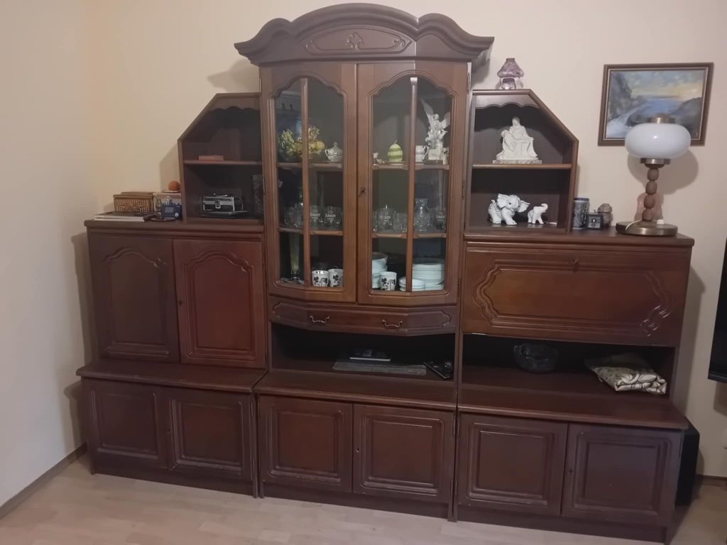 Regał segment kolor orzech dl.2.76m.wys 2.20m.w dobrym stanie
