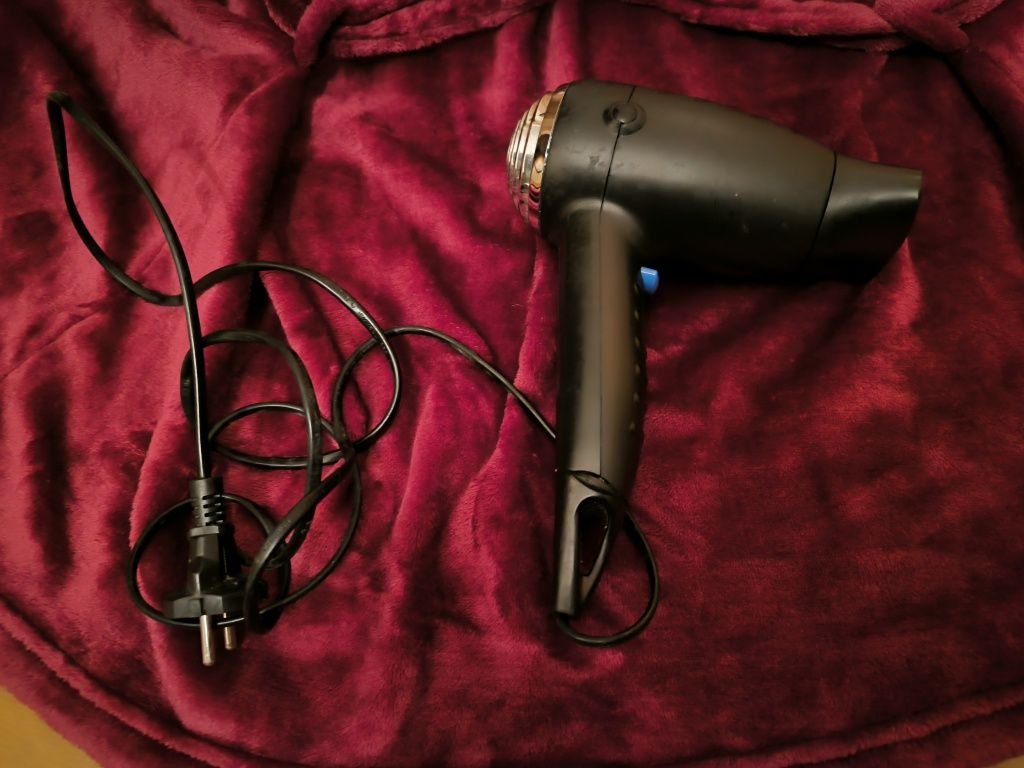 Secador cabelo em pleno funcionamento