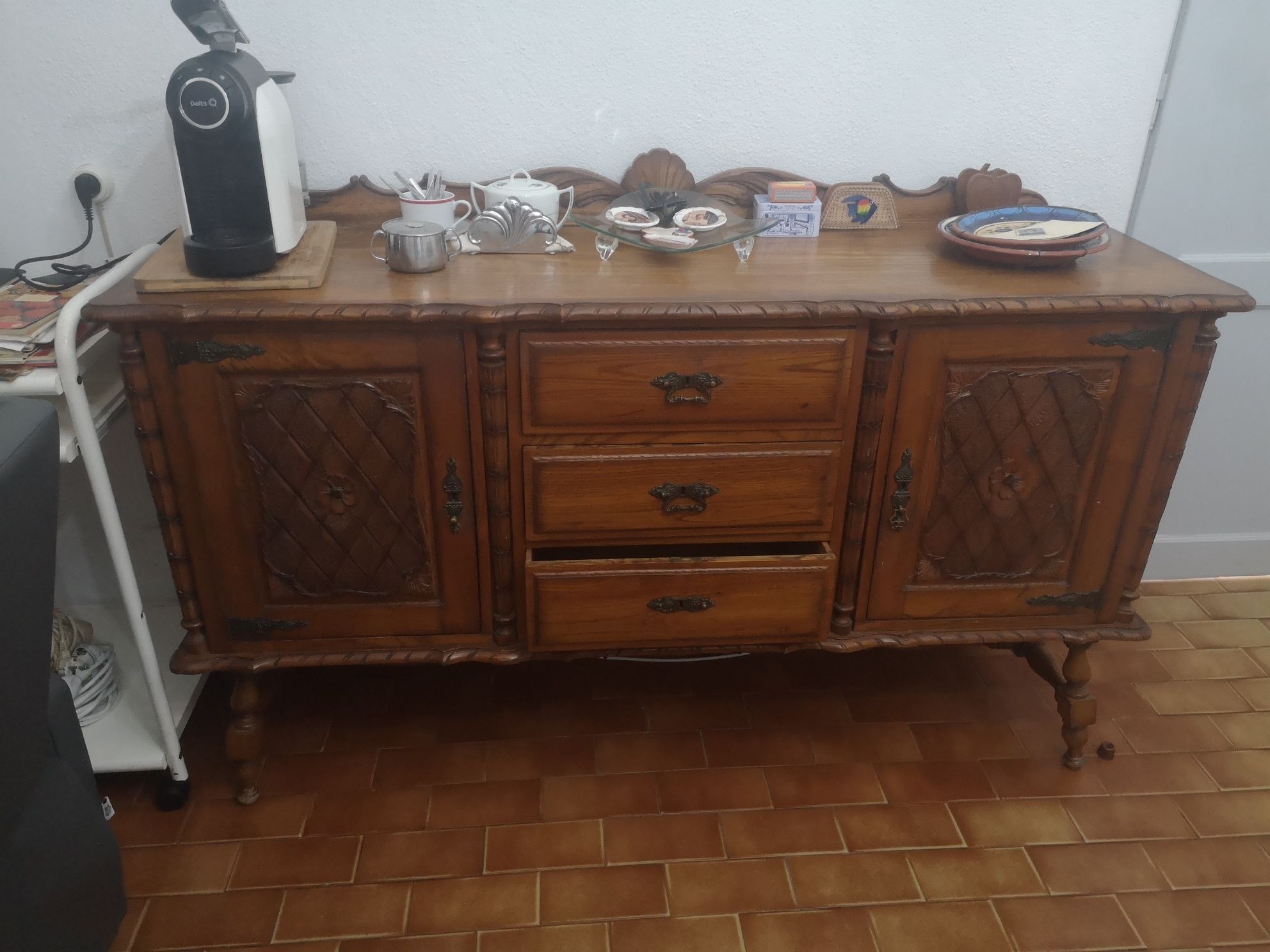 Móvel de sala com duas portas e três gavetas