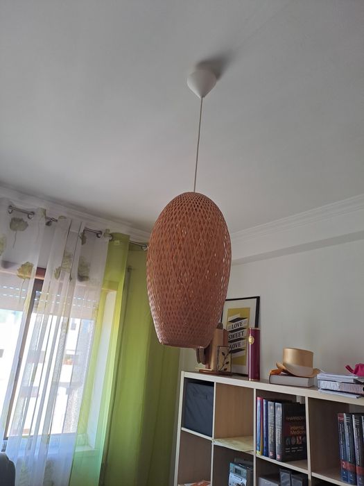 Candeeiro de teto e candeeiro de mesa em bambu