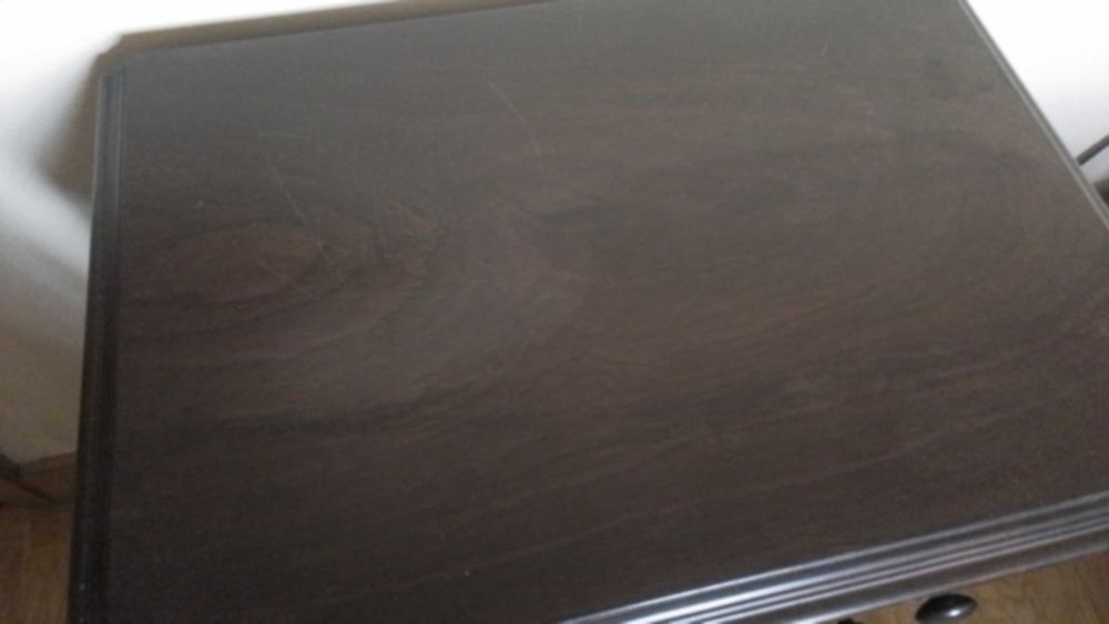 Mesinha de cabeceira, em madeira castanha