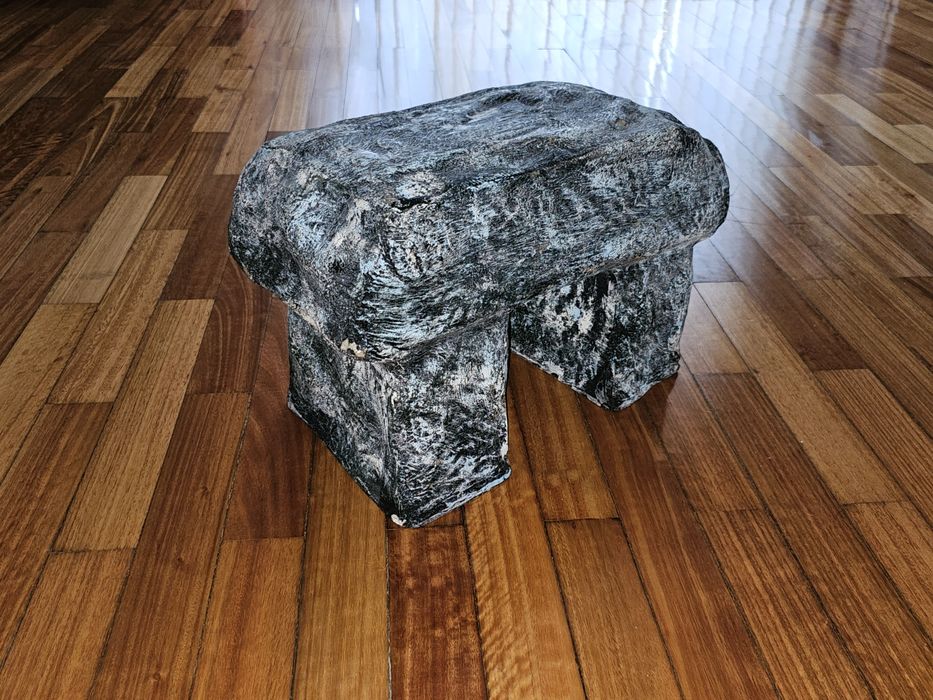 Banco a imitar pedra, excelente para sessoes fotograficas crianças